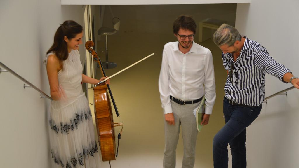 Le 10/8/18 au Musée Cocteau à Menton, avant d'entrée en scène Camille Thomas et Lucas Debargue se détendent en compagnie de P.E.Thomas directeur artistique du Festival (Photo Ch .MERLE)