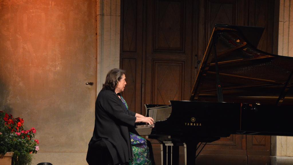 le 10/8/18 Elisabeth LEONSKAJA joue la Sonate n°2 en sol min op 22 de R. Schumann sur le Parvis St Michel à Menton (Photo Ch.MERLE)