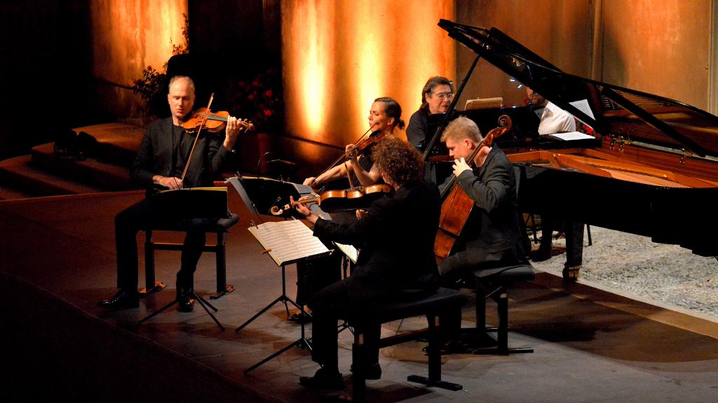 Le 10/8/18 E.Léonskaja et le quatuor Signum jouent le quintette en mi bé maj op 44 de R. SCHUMANN sur le Parvis St Michel à Menton(Photo Ch. MERLE)