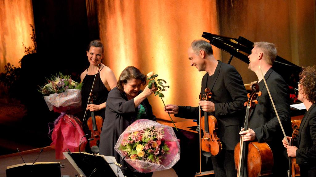 Le 10/8/18 E.Léonskaja et le quatuor Signum reçoivent les ovations d'un public comblé sur le Parvis St Michel à Menton(Photo Ch. MERLE)