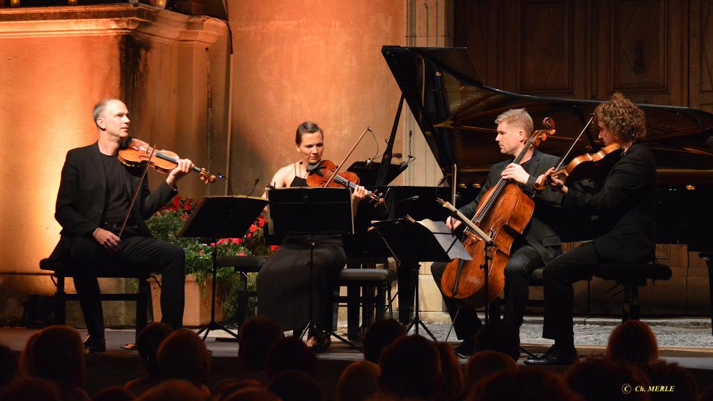 Le 10/8/18 le quatuor SIGNUM joue le quatuor N° 13 en la min op 29 du F. Schubert sur le Parvis St Michel à Menton (Photo Ch.MELRE)