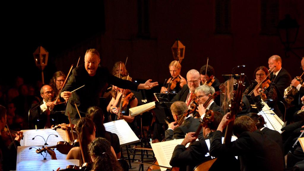 Le 11/8/18  Festival de Musique de Menton ,Lars Vogt dirige le Royal Northern Sinfonia dans l'ouverture de Coriolan de L.V.Beethoven, (Photo Ch.MERLE)
