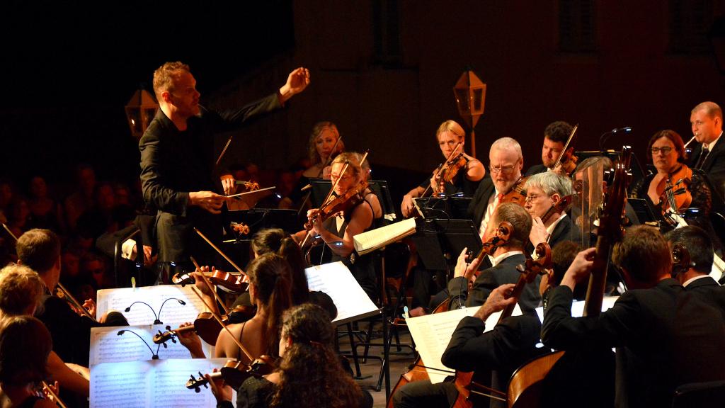 Le 11/8/18  Festival de Musique de Menton ,Lars Vogt dirige le Royal Northern Sinfonia dans la  4ème Symphonie en si b,maj de L.V.Beethoven, (Photo Ch.MERLE)