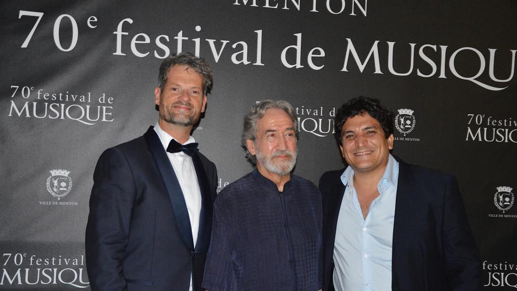 Jordi SAVALL entouré de Paul Emmanuel THOMAS,Directeur artistique du Festival et Mauro COLAGRECO, élu meilleur restaurateur du monde 2019(PHOTO Ch. MERLE)