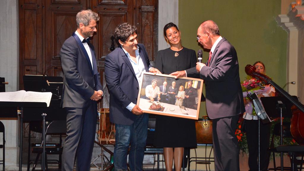 Felicitations et Souvenir à Mauro COLAGRECO par Monsieur J.Claude GUIBAL, maire de Menton(Photo Ch.MERLE)