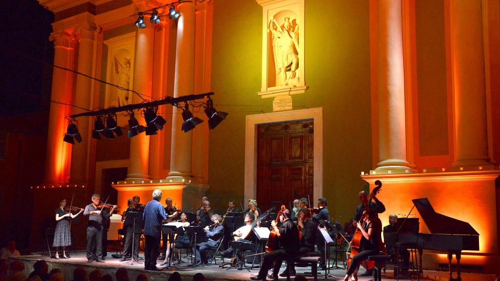 Jordi SAVALL dirige l'Orchestre le Concert des Nations pour l'inauguration du 70 ème anniversaire du Festival(Photo Ch.MERLE)