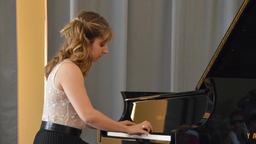 la PIANISTE LISE DE LA SALLE JOUE MOZART,FAURE,BEETHOVEN AU PALAIS DE L'EUROPE (PHOTO Ch. MERLE)