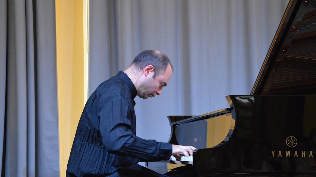 ALEXANDRE MELNIKOV AU PALAIS DE L'EUROPE JOUE  SCRIABINE EN BIS (PHOTO Ch.MERLE)