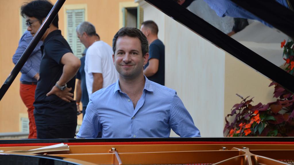 BERTRAND CHAMAYOU EN RÉPÉTITION au FESTIVAL DE MENTON (PHOTOCh.MERLE)