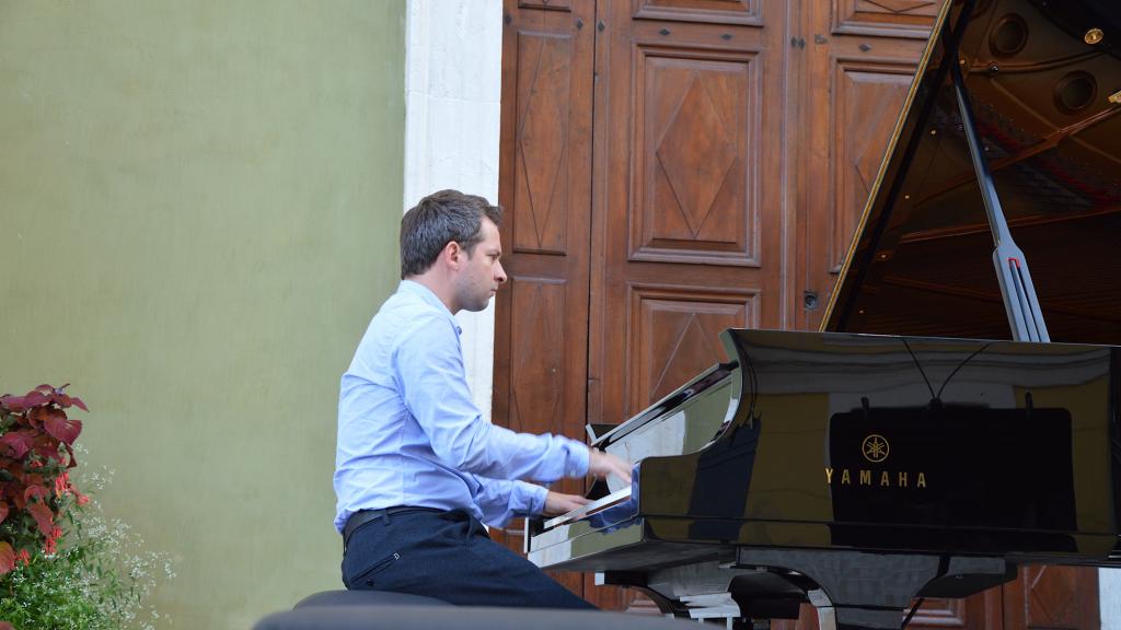 BERTRAND CHAMAYOU EN RÉPÉTITION au FESTIVAL DE MENTON (PHOTOCh.MERLE)