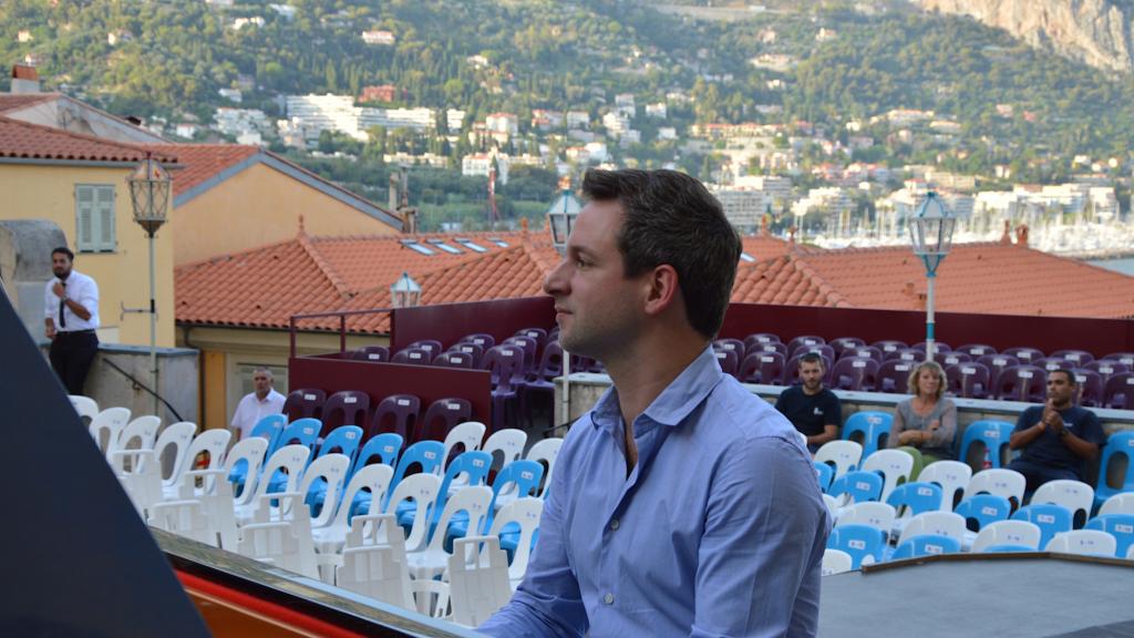 BERTRAND CHAMAYOU EN RÉPÉTITION  SUR FOND de BAIE de GARAVAN au FESTIVAL DE MENTON (PHOTOCh.MERLE)