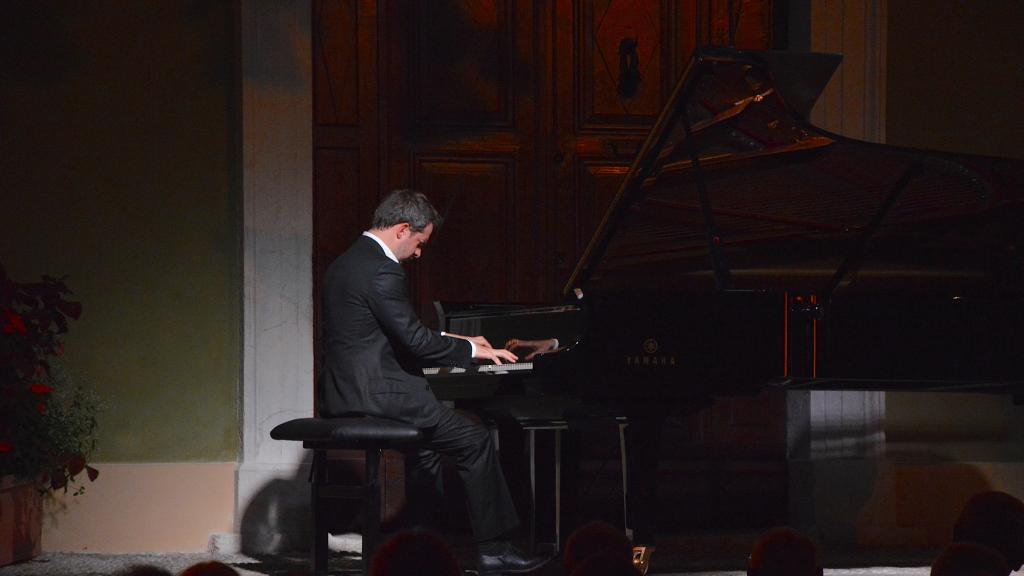 BERTRAND CHAMAYOU EN CONCERT SUR LE PARVIS de la BASILIQUE ST MICHEL ARCHANGE ( PHOTO Ch.MERLE)