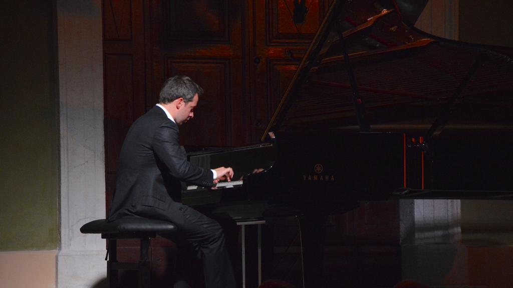 BERTRAND CHAMAYOU EN CONCERT"LE CARNAVAL de R. SCHUMANN" SUR LE PARVIS de la BASILIQUE  ( PHOTO Ch.MERLE)