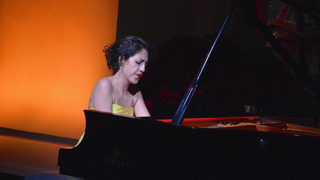 BEATRICE RANA INTERPRÈTE M.RAVEL, MIROIR POUR PIANO (PHOTO Ch.MERLE)