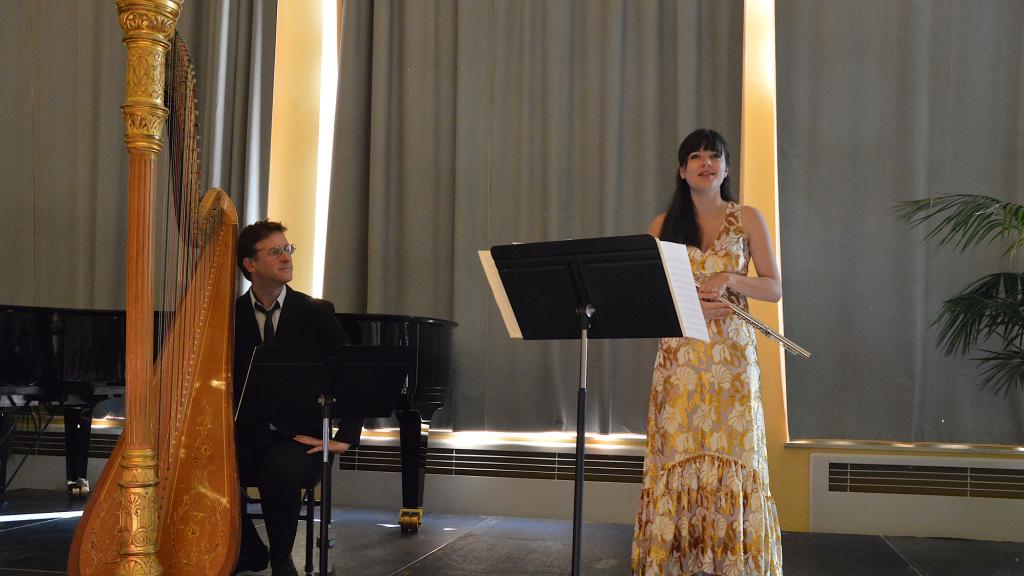 Au Palais de l'Europe,  Mathilde CALDERINI nous parle de la sonate en sol maj op 77 de Haydn qu'ils vont nous interpréter( PHOTO Ch.MERLE) 