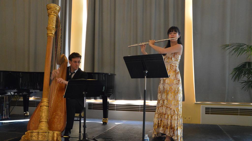 Mathilde CALDERINI,flûte,  et Sylvain BLASSEL, harpe, jouent Haydn, sonate en sol maj op 77( PHOTO Ch.MERLE) 
