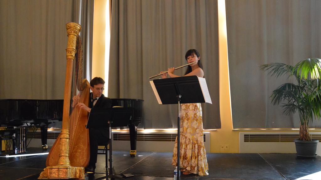Mathilde CALDERINI ,flûte  et Sylvain BLASSEL, harpe, jouent la sonate en mi bém Maj deJ.S.Bach Bach( PHOTO Ch.MERLE) 