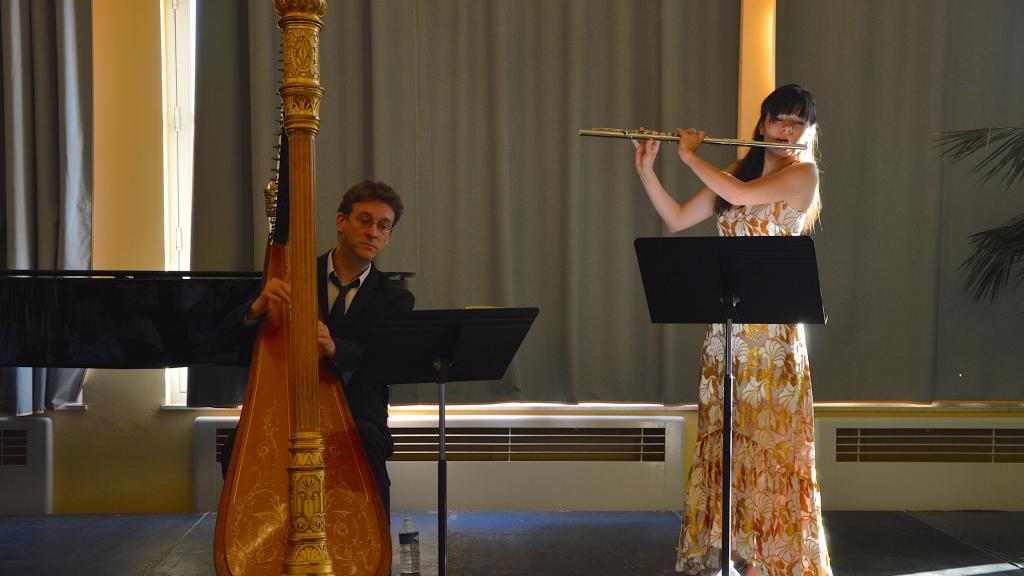 Mathilde CALDERINI, flûte  et Sylvain BLASSEL, harpe, jouent Kreisler en bis( PHOTO Ch.MERLE) 