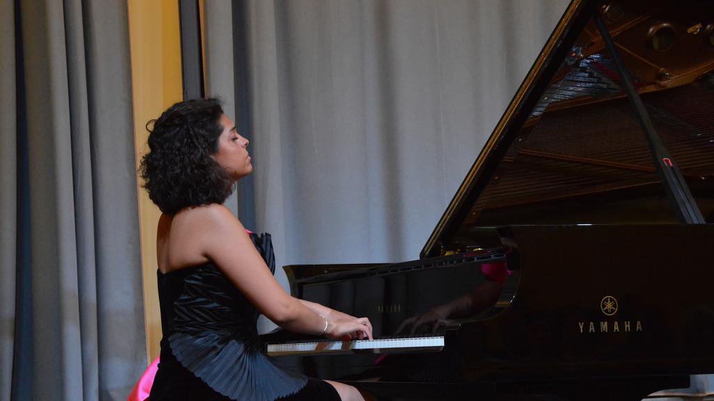 Ana KIPIANI au Palais de l'Europe de Menton joue Schumann(PHOTO Ch.MERLE)
