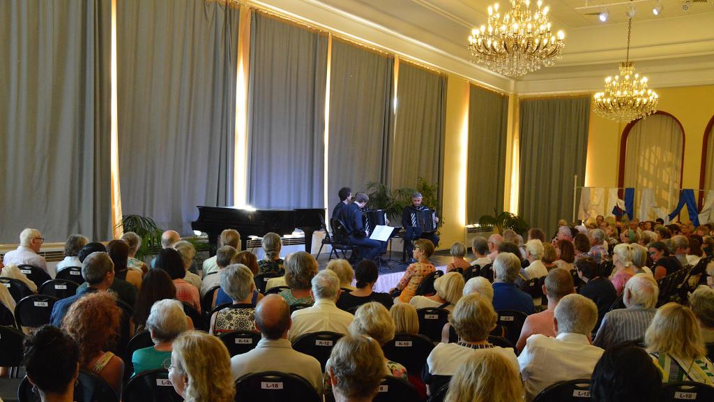 Le quatuor d'accordéons AEOLINA au Palais de l'Europe de Menton devant un nombreux public (PHOTO Ch.MERLE)