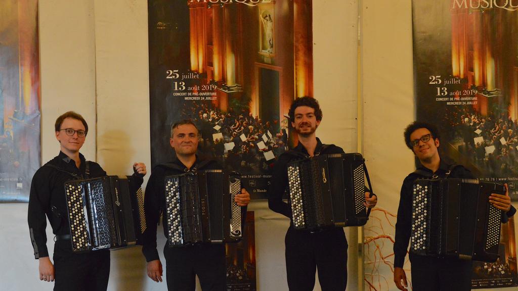 Le sympathique quatuor d'accordéons AEOLINA au Palais de l'Europe de Menton (PHOTO Ch.MERLE) 