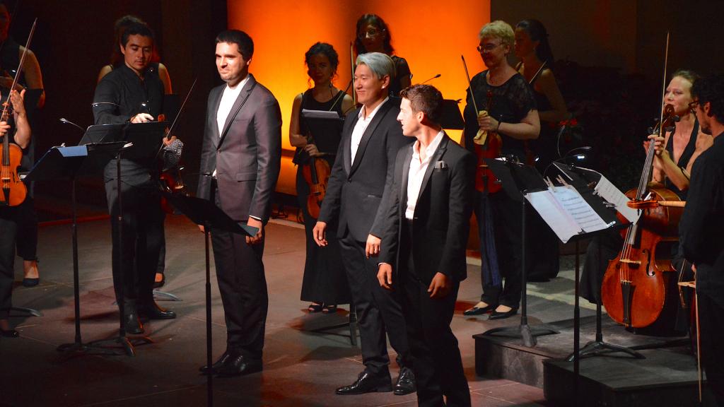 Sur le Parvis Parvis, les 3  Contre Ténor et l'orchestre Il Pomo d'Oro(PHOTO Ch.MERLE)