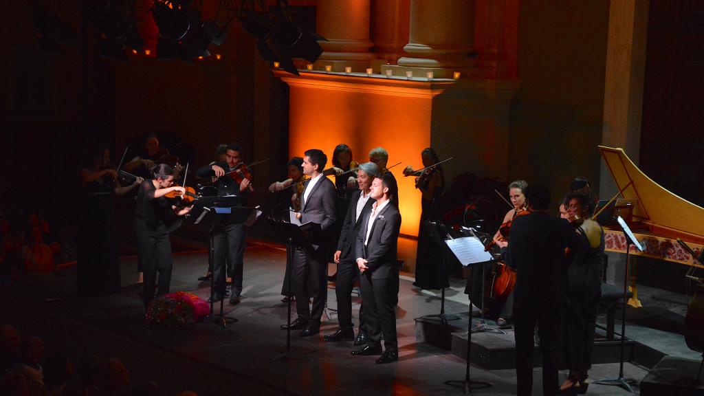 Sur le Parvis , les 3  Contre Ténor après le bis remercient le chaleureux public avec "ombra mai fù" de Heandel et l'Orchestre Il Pomo d'Oro(PHOTO Ch.MERLE)