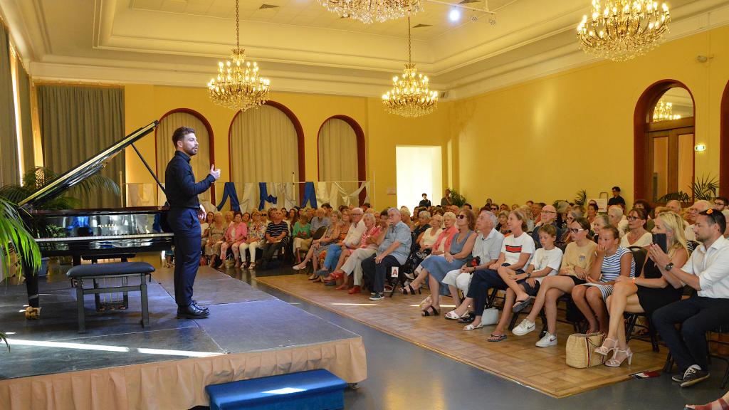 DAVID KADOUCH devant son public, SALLE PLEINE (PHOTO Ch.MERLE)