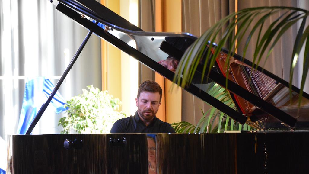 DAVID KADOUCH   concentré dans "les adieux" de L.V. BEETHOVEN(PHOTO Ch.MERLE)