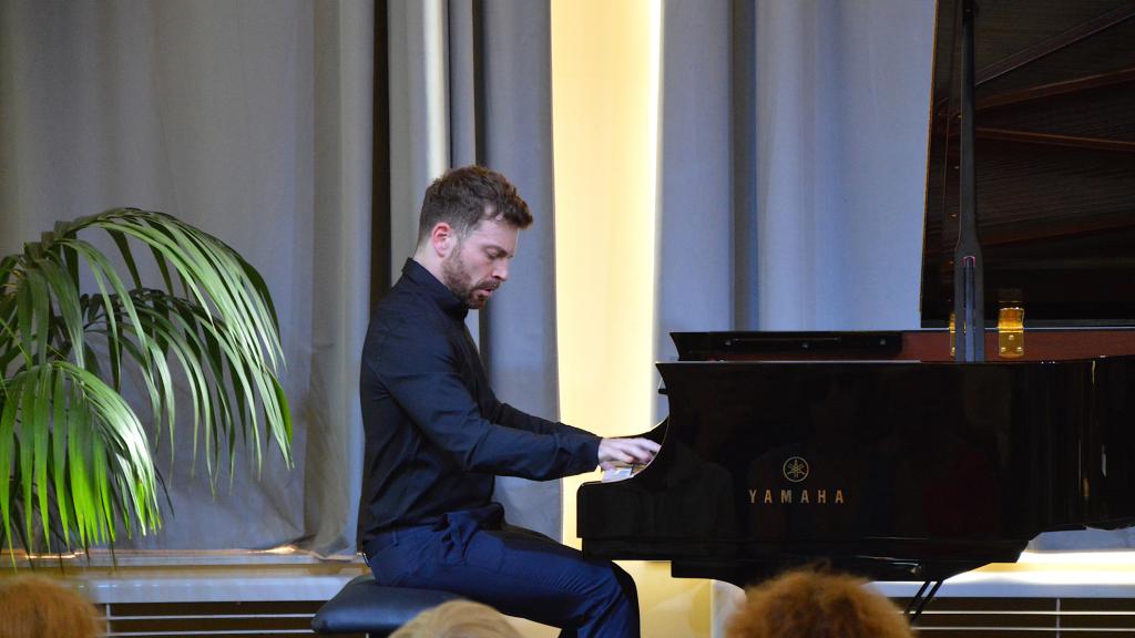 DAVID KADOUCH  joue "funérailles" de F.LISZT(PHOTO Ch.MERLE)