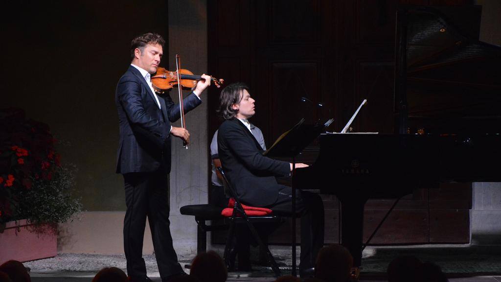 RENAUD CAPUÇON ET DAVID FRAY SUR LE PARVIS ST MICHEL à MENTON (PHOTO Ch.MERLE)