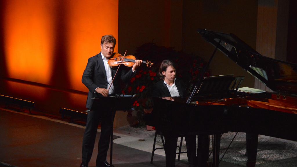 RENAUD CAPUÇON ET DAVID FRAY SUR LE PARVIS ST MICHEL à MENTON JOUENT BACH(PHOTO Ch.MERLE)