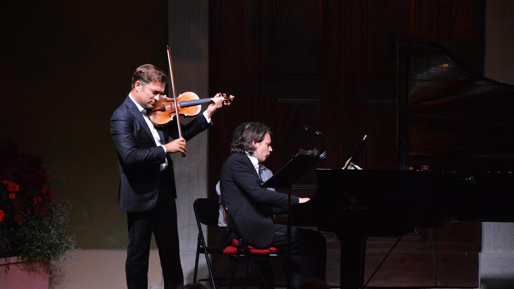 RENAUD CAPUÇON ET DAVID FRAY SUR LE PARVIS ST MICHEL à MENTON DANS LA SONATE à KREUTZER de L.V BEETHOVEN(PHOTO Ch.MERLE)