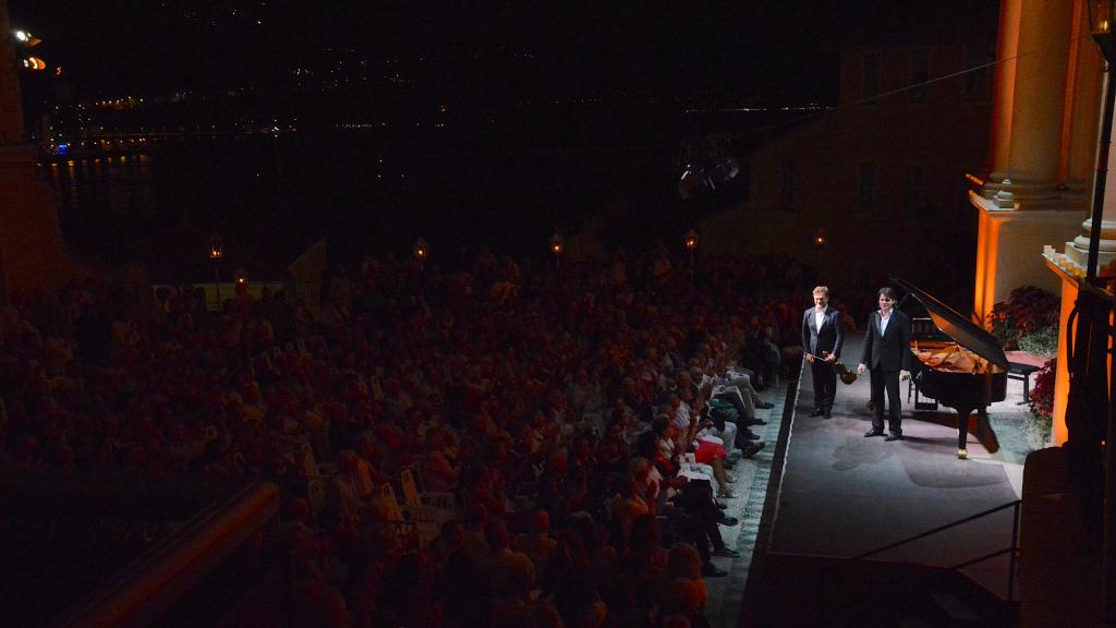 RENAUD CAPUÇON ET DAVID FRAY SUR LE PARVIS ST MICHEL à MENTON OVATIONNÈS PAR UN PUBLIC EN FIÊVRE(PHOTO Ch.MERLE)