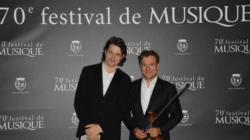 RENAUD CAPUÇON ET DAVID FRAY SUR LE PARVIS ST MICHEL à MENTON SE PRÈTENT AUX JEUX DES PHOTOS MALGRÉ LA FATIGUE(PHOTO Ch.MERLE)