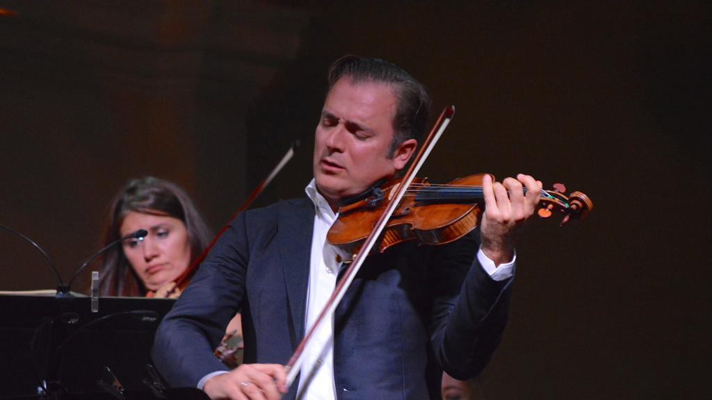 Renaud CAPUÇON  concentré dans un Concerto de J.S. BACH (PHOTO Ch.MERLE)