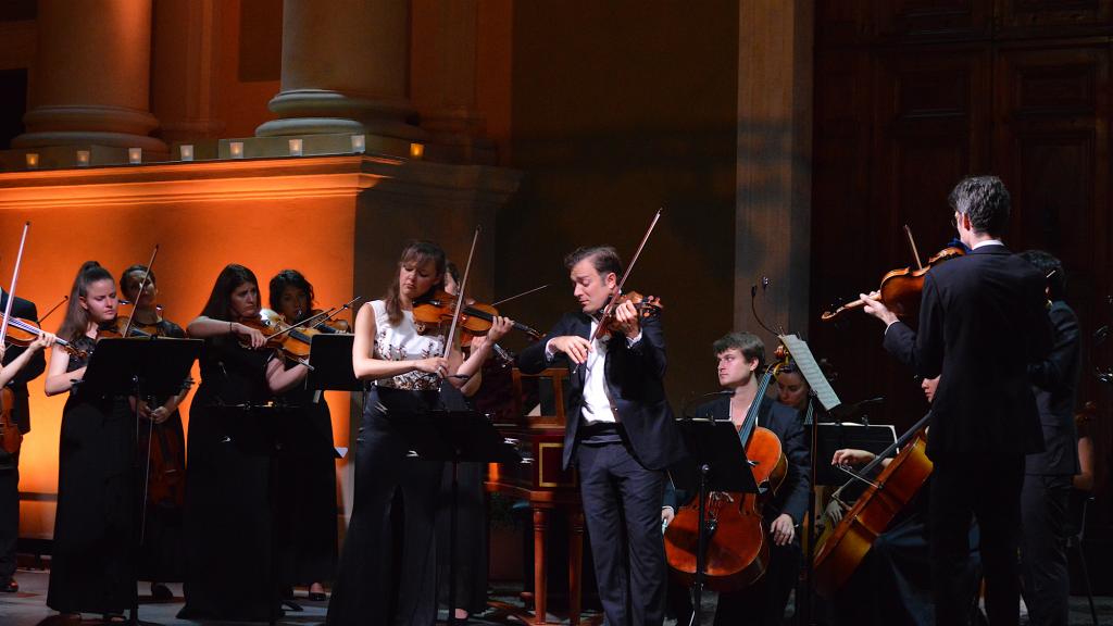 Renaud CAPUÇON , Alexandra CONUNOVA et l'ensemble Lausanne SOLOISTS dans le Concerto  pour 2 violons en ré min BWV 1043 de J.S. BACH (PHOTO Ch.MERLE)