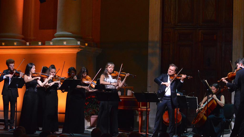 Renaud CAPUÇON , Alexandra CONUNOVA et l'ensemble Lausanne SOLOISTS dans le Concerto  pour 2 violons en ré min BWV 1043 de J.S. BACH (PHOTO Ch.MERLE)