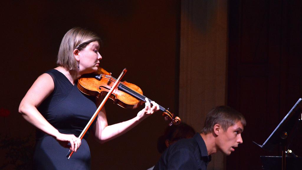 Alina Ibragimova,violon et Cédric Tiberghien,piano (cliche Ch.MERLE)