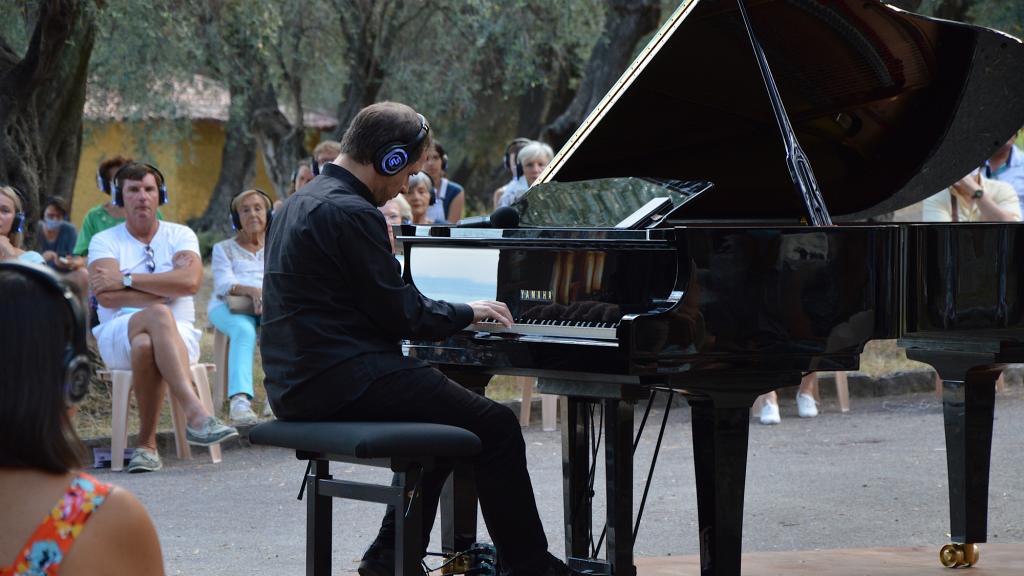 KAROL BEFFA IMPROVISE D'APRÈS LES DONNÉES DU PUBLIC (PHOTO Ch.MERLE)