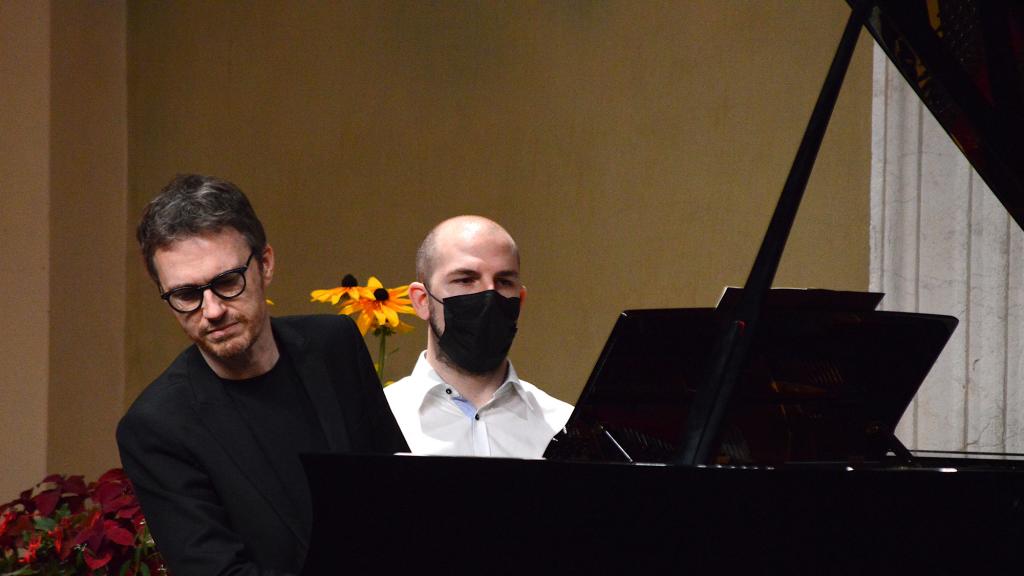 Alexandre THARAUD sur le Parvis St Michel,dans les nouvelles suites de J.P RAMEAU, pièces de clavecin( PHOTO CH. MERLE)