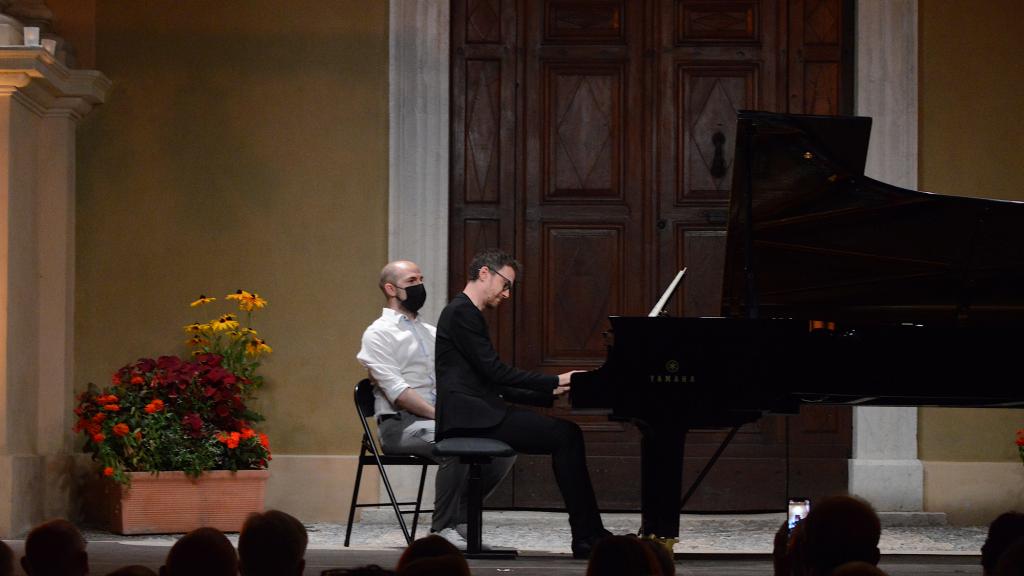 Alexandre THARAUD sur le Parvis St Michel,dans les nouvelles suites de J.P RAMEAU, pièces de clavecin( PHOTO CH. MERLE)