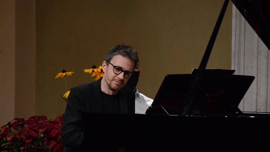 Alexandre THARAUD sur le Parvis St Michel,dans les nouvelles suites de J.P RAMEAU, pièces de clavecin( PHOTO CH. MERLE)