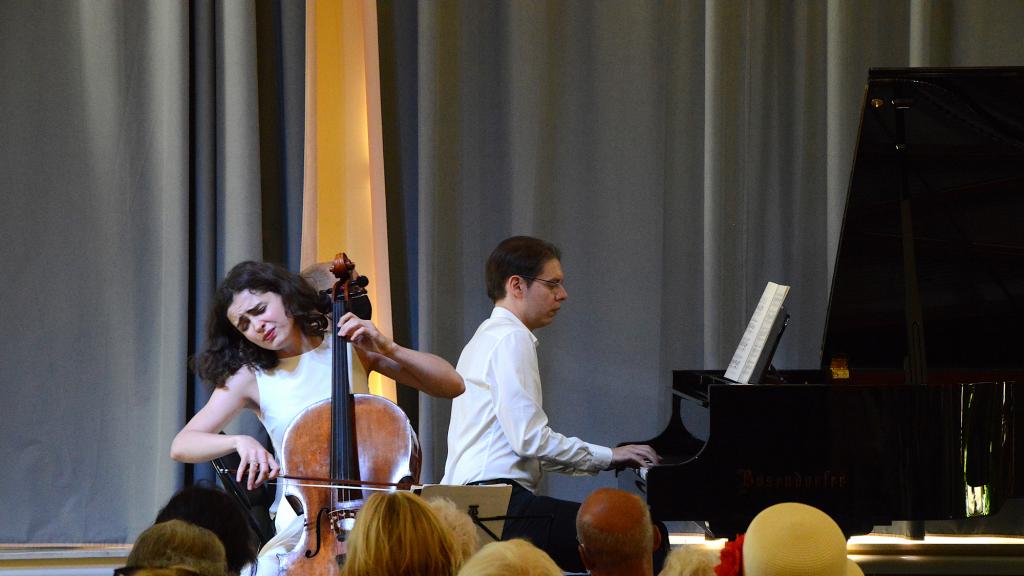 Palais de l'Europe: Anastasia KOBEKINA et Tristan PFAFF dans la Fantasiestücke op 73 de R. Schumann (PHOTO CH.MERLE)