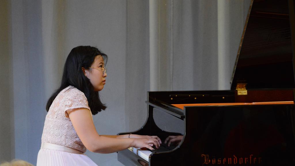 Melle N'GUYEN joue 2 valses de CHOPIN  (PHOTO CH.MERLE)