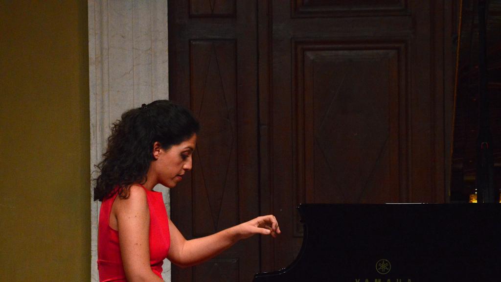 Béatrice RANA dans la suite française de J.S.BACH N°2 en do Min BWV 813 ( PHOTO CH.MERLE)