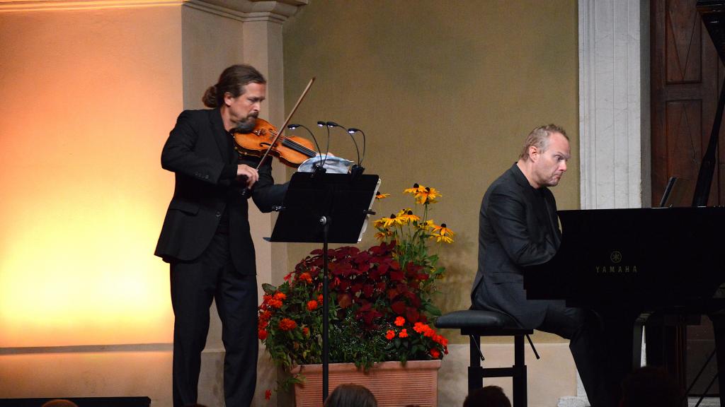 Christian TETZLAFF violon et Lars VOGT piano  jouent la sonate pour piano et violon op 134 de D. CHOSTAKOVITCH sur le Parvis (PHOTO CH.MERLE)