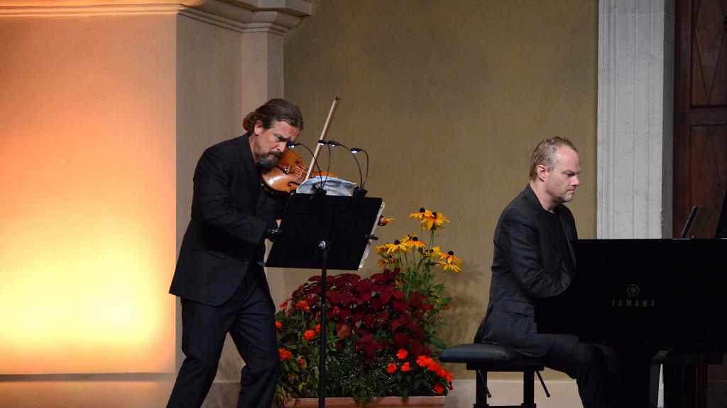Christian TETZLAFF violon et Lars VOGT piano  jouent la sonate pour piano et violon op 134 de D. CHOSTAKOVITCH sur le Parvis (PHOTO CH.MERLE)