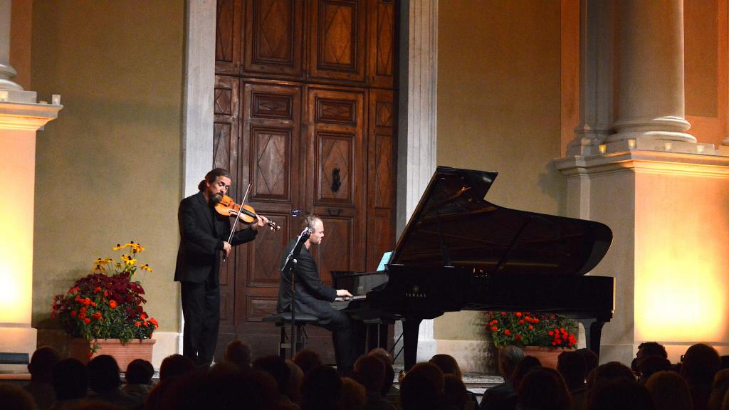 Christian TETZLAFF violon et Lars VOGT piano  jouent le rondo brillant pour piano et violon en si min D895 de F.SCHUBERT sur le Parvis (PHOTO CH.MERLE)