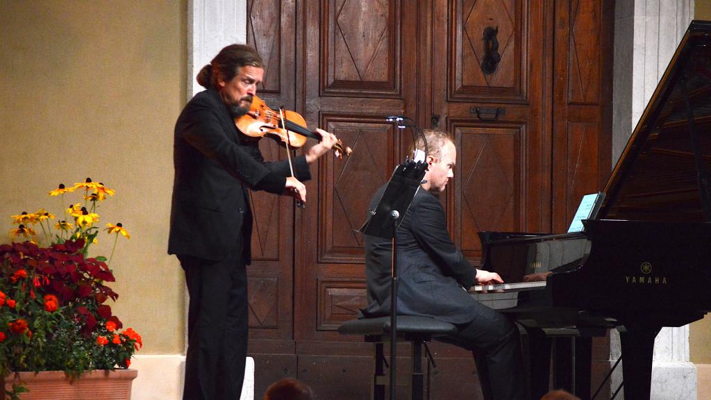 Christian TETZLAFF violon et Lars VOGT piano  jouent la sonate en do maj  pour piano et violon de L.V.BEETHOVEN sur le Parvis (PHOTO CH.MERLE)